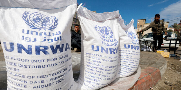 Säcke voller Hilfsgüter der Hilfsorganisation UNRWA liegen vor Ort