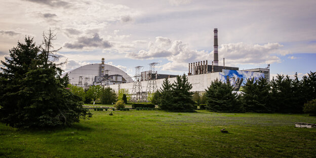 Blick auf das Kernkraftwerk Tschernobyl am Samstag, 20. April 2024