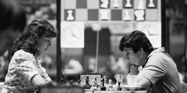 Zwei Schachspieler am Schachbrett