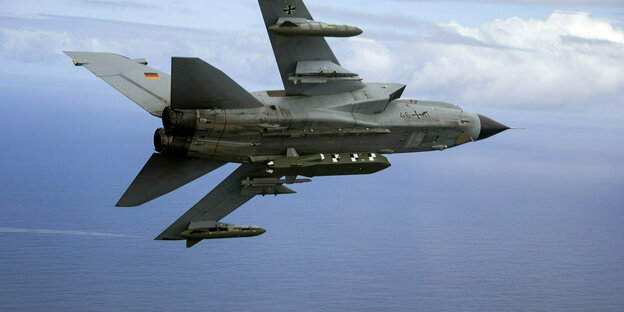 Taurus-Marschflugkörper hängt an einem Tornado-Kampfflugzeug