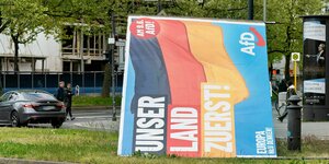 Wahlplakat der AfD steht auf der Seite mit dem Slogan: "Unser Land zuerst" und der Deutschlandflagge