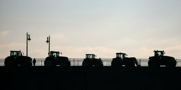 Bauern blockieren die Elbbrücke mit Traktoren.