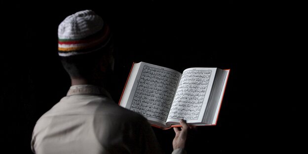 Ein Mensch liest den Koran Ein Mensch liest den Koran