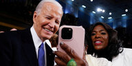 Joe Biden posiert für ein Selfie.