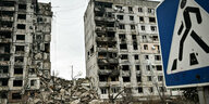 Zerstörte Häuser in einem ukrainischen Wohngebiet