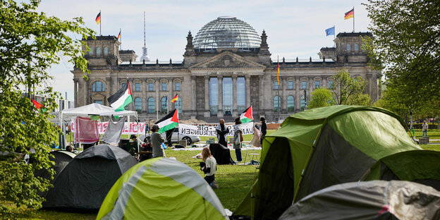 Zelte und Palästinafahnen vor dem Reichstagsgebäude in Berlin