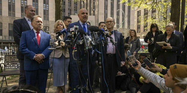 Harvey Weinsteins Anwalt Arthur Aidala spricht vor dem Manhattan Criminal Court mit der Presse.