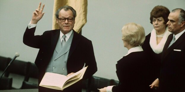 Willy Brandt wird erneut als Bundeskanzler vereidigt