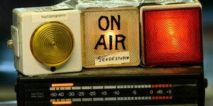 Eine Studioleuchte mit der Aufschrift "On Air" ist in einem Radiostudio an