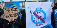 Bei einer Demo wird ein Transpirant gehalten, auf dem "AfD neee" steht. Zu sehen ist eine durchgestrichene Abbildung von Höcke