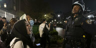 Propalästinensiche Studierende stehen während des Polizeieinsatzes an der Columbia Universität in New York einem Polizisten der NYPD gegenüber.