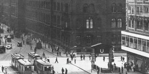 Ein Schwarzweiß-Foto von 1933: Das Berliner Polizei­präsidium nahe des Alexander­platzes wurde wegen seiner Außenfront auch als Rote Burg bezeichnet. In der NS-Zeit hat die Gestapo das Gebäude genutzt