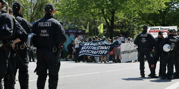 Polizei beobachtet die "Revolutionäre 1. Mai-Demo" in Hamburg