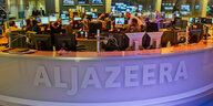 Ein Bild von einem Fernsehstudio mit der Aufschrift: Al Jazeera