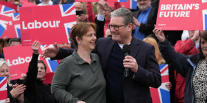 Der Vorsitzende der Labour Partei mit Claire Ward, der neu gewählten Bürgermeisterin der East Midlands nach dem Sieg von Labour. Im Hintergrund britische Fahnen