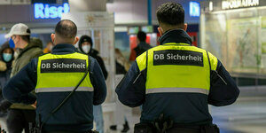 Zwei Mitarbeiter der DB Sicherheit.