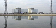 Das Atomkraftwerk Fessenheim, davor ein Wasserspiegel
