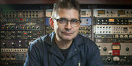 Steve Albini in seinem Studio "Electrical Audio" vor den Reglern
