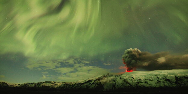 Ein Vulkanausbruch und Nordlichter Ein Vulkanausbruch und Nordlichter