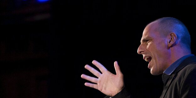 Gianis Varoufakis gestikuliert Gianis Varoufakis gestikuliert