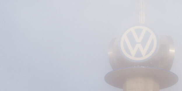 Ein VW-Logo auf einem Pylon im Nebel