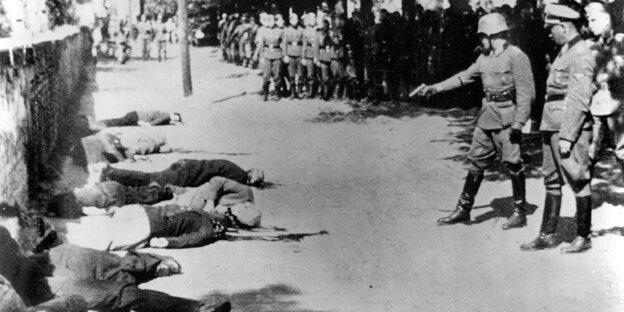Schwarz-Weiß-Aufnahme von Ermordung serbischer Geiseln durch Nazis Schwarz-Weiß-Aufnahme von Ermordung serbischer Geiseln durch Nazis