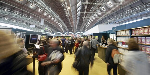 Blick auf einen Gang in der Messehalle während der Buchmesse. Blick auf einen Gang in der Messehalle während der Buchmesse.