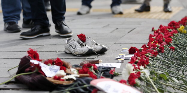 Auf dem Platz an dem die zwei Bomben explodierten liegen Blumen. Auf dem Platz an dem die zwei Bomben explodierten liegen Blumen.