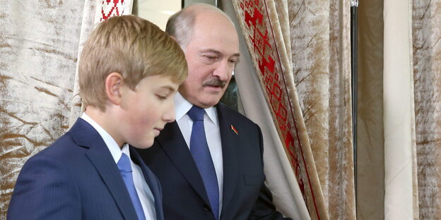 Weißrusslands Präsident Alexander Lukaschenko mit seinem Sohn Kolja. Weißrusslands Präsident Alexander Lukaschenko mit seinem Sohn Kolja.