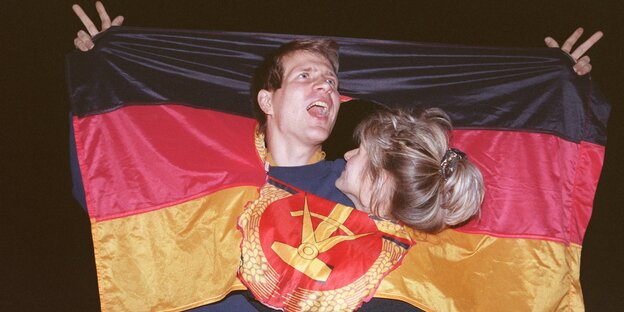 Mann und Frau mit DDR-Flagge Mann und Frau mit DDR-Flagge