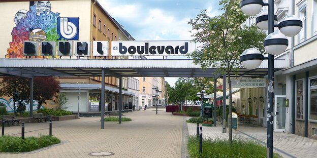 Farbe blättert vom Brühl-Schriftzug über dem Chemnitzer Boulevard Farbe blättert vom Brühl-Schriftzug über dem Chemnitzer Boulevard