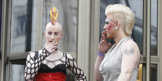 Zwei Drag-Queens rauchen. Zwei Drag-Queens rauchen.