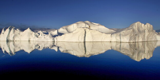 Eisberg spiegelt sich im Wasser