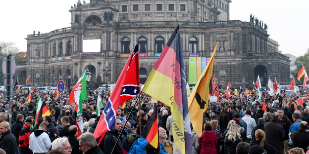 Pegida-Anhänger vor der Semperoper Pegida-Anhänger vor der Semperoper