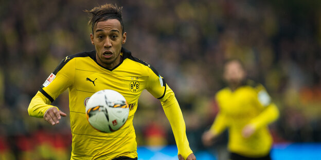 Dortmund-Spieler Pierre-Emerick Aubameyang läuft hinter dem Ball her.