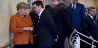 Angela Merkel und Alexis Tsipras unterhalten sich