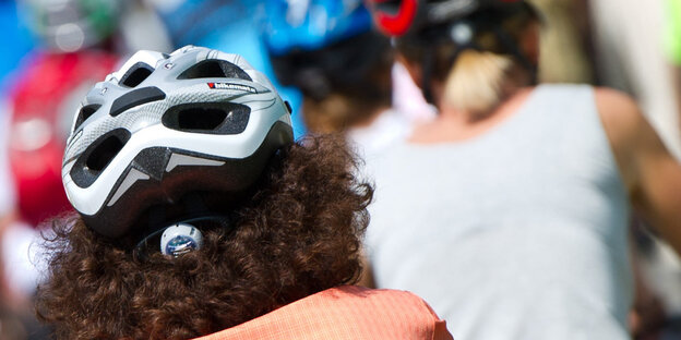 Radfahrerin mit Fahrradhelm Radfahrerin mit Fahrradhelm