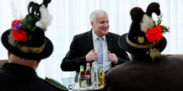 Horst Seehofer empfängt eine Abordnung der bayerischen Gebirgsschützen. Horst Seehofer empfängt eine Abordnung der bayerischen Gebirgsschützen.