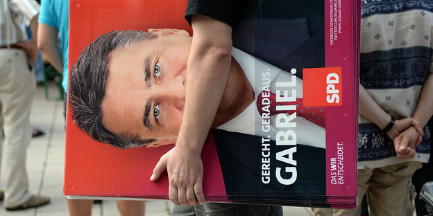 Ein Wahlhelfer trägt ein Wahlplakat von Sigmar Gabriel Ein Wahlhelfer trägt ein Wahlplakat von Sigmar Gabriel