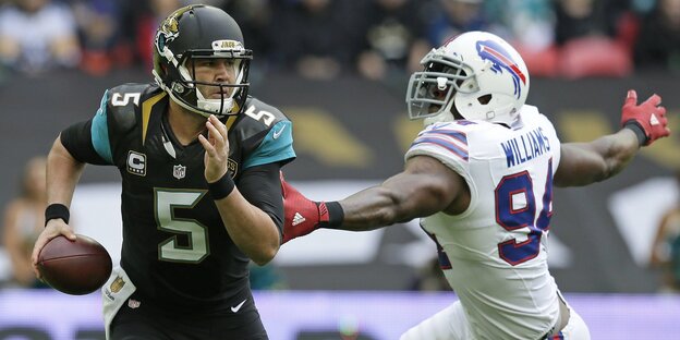 Jacksonvilles Quarterback Blake Bortles und Buffalos Mario Williams. Jacksonvilles Quarterback Blake Bortles und Buffalos Mario Williams.