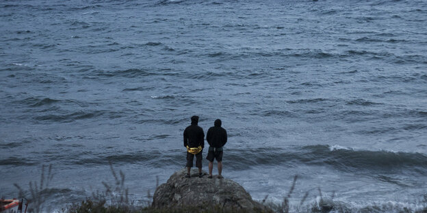 Zwei Menschen an der Küste