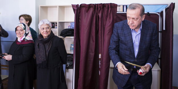 Recep Erdogan kommt aus der Wahlkabine Recep Erdogan kommt aus der Wahlkabine