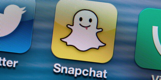 Ein Icon zeigt ein Gespenst, das die Zunge rausstreckt, darunter steht „Snapchat“ Ein Icon zeigt ein Gespenst, das die Zunge rausstreckt, darunter steht „Snapchat“