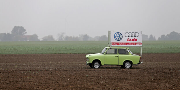 ein Trabi steht auf einem Acker ein Trabi steht auf einem Acker