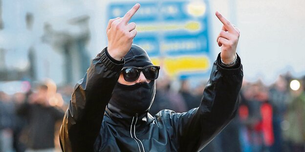 Vermummter zeigt zwei "Stinkefinger" Vermummter zeigt zwei "Stinkefinger"