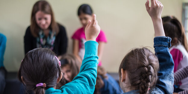 Schüler melden sich in der Klasse von Lehrerin Lisa Vestwig in der Rosensteinschule in Stuttgart Schüler melden sich in der Klasse von Lehrerin Lisa Vestwig in der Rosensteinschule in Stuttgart