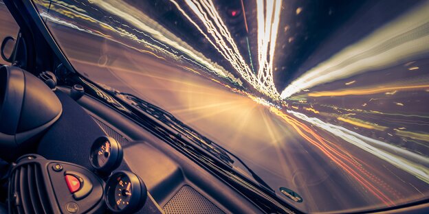Ein Auto fährt auf der Straße Ein Auto fährt auf der Straße