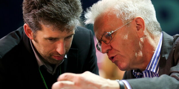 Boris Palmer und Winfried Kretschmann stecken die Köpfe zusammen Boris Palmer und Winfried Kretschmann stecken die Köpfe zusammen