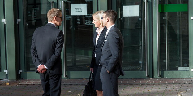 Wolfgang Heer, Anja Sturm und Wolfgang Stahl stehen vor dem Oberlandesgericht Wolfgang Heer, Anja Sturm und Wolfgang Stahl stehen vor dem Oberlandesgericht