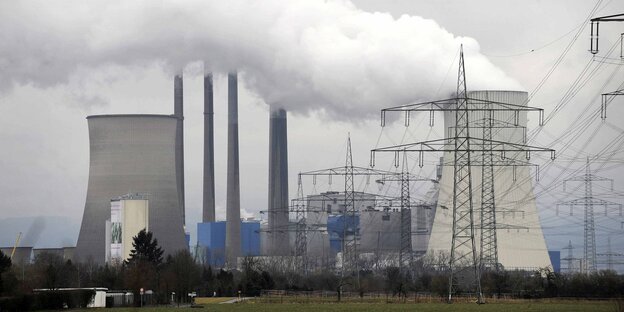 Rauchende Türme des Eon-Kraftwerks Staudinger in Hessen Rauchende Türme des Eon-Kraftwerks Staudinger in Hessen